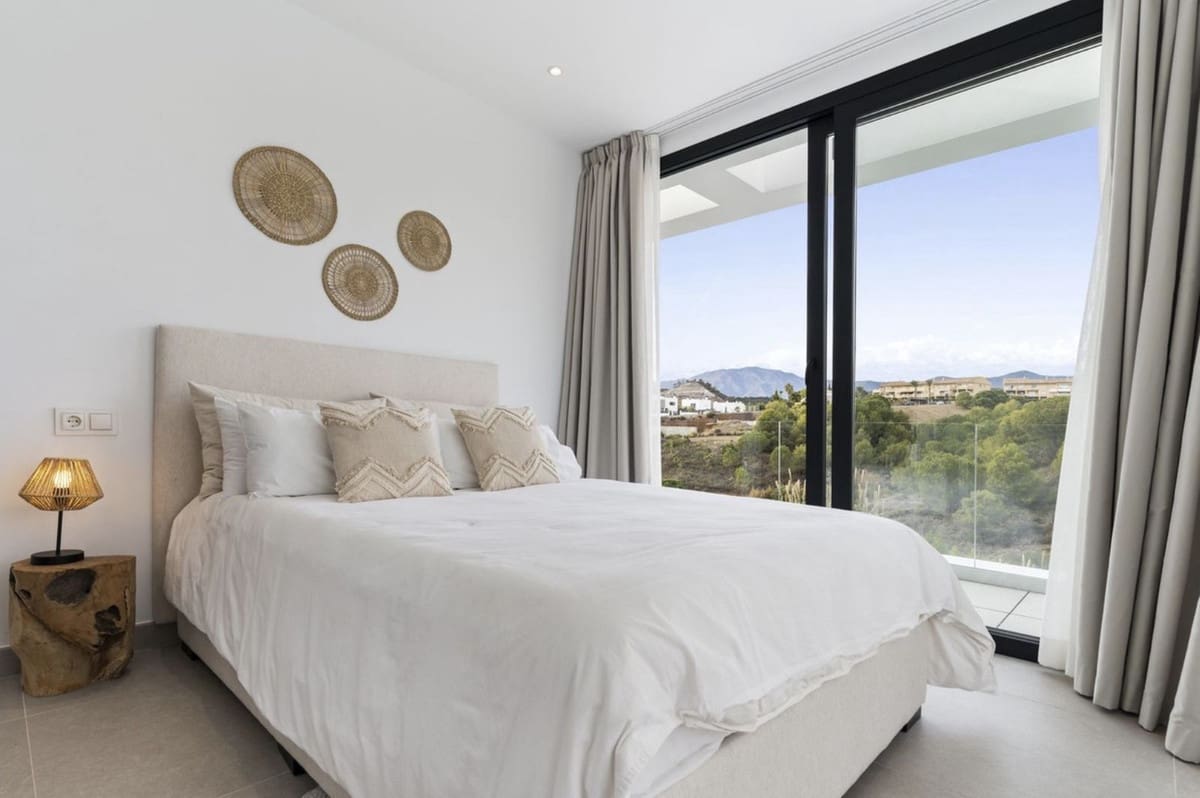 6 bedroom Villa for sale in New Golden Mile with pool garage - € 1,495,000 (Ref: 8553577)