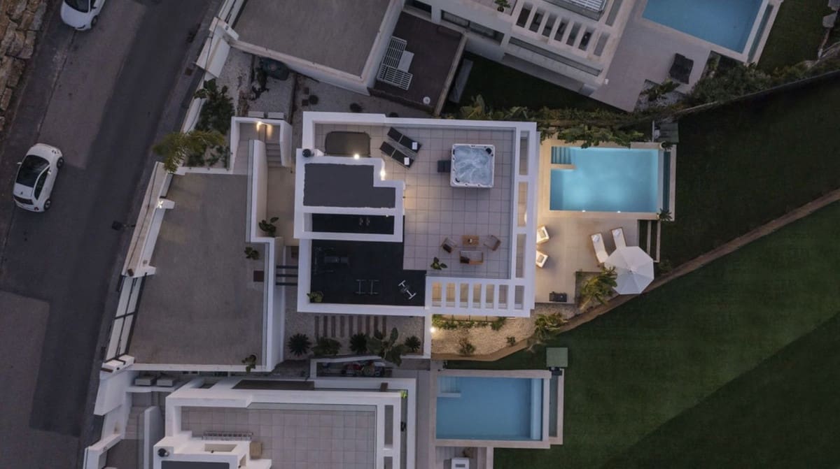 6 bedroom Villa for sale in New Golden Mile with pool garage - € 1,495,000 (Ref: 8553577)