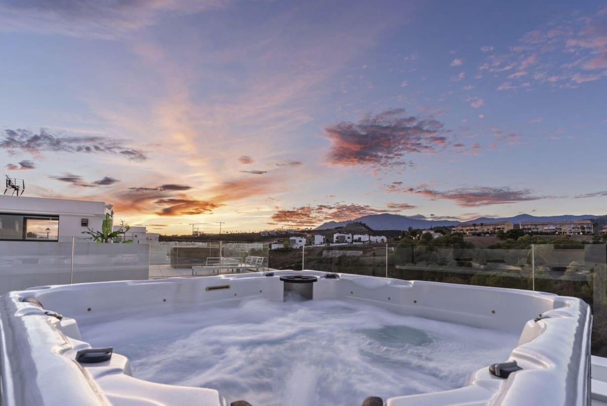 6 bedroom Villa for sale in New Golden Mile with pool garage - € 1,495,000 (Ref: 8553577)