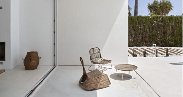 Chalet de 3 habitaciones en Estepona en venta con piscina garaje - 895.000 € (Ref: 8556081)