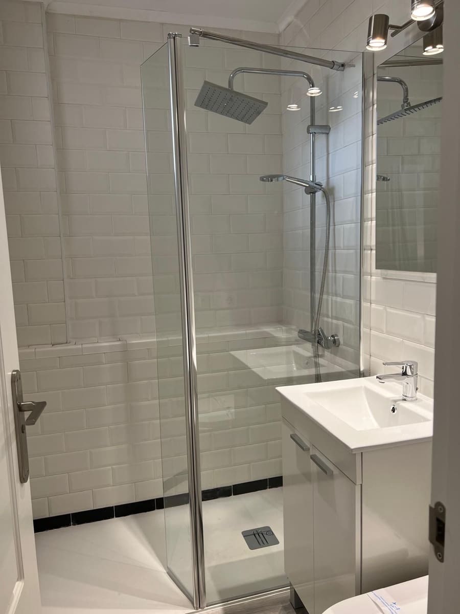 3 sypialnia Apartament na sprzedaż w La Duquesa / Puerto de la Duquesa z basenem - 235 000 € (Ref: 8575791)