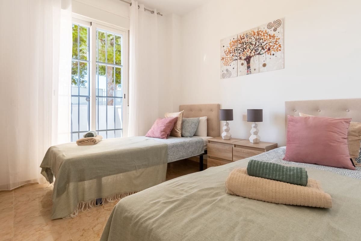 3 sypialnia Apartament na sprzedaż w La Duquesa / Puerto de la Duquesa z basenem - 235 000 € (Ref: 8575791)