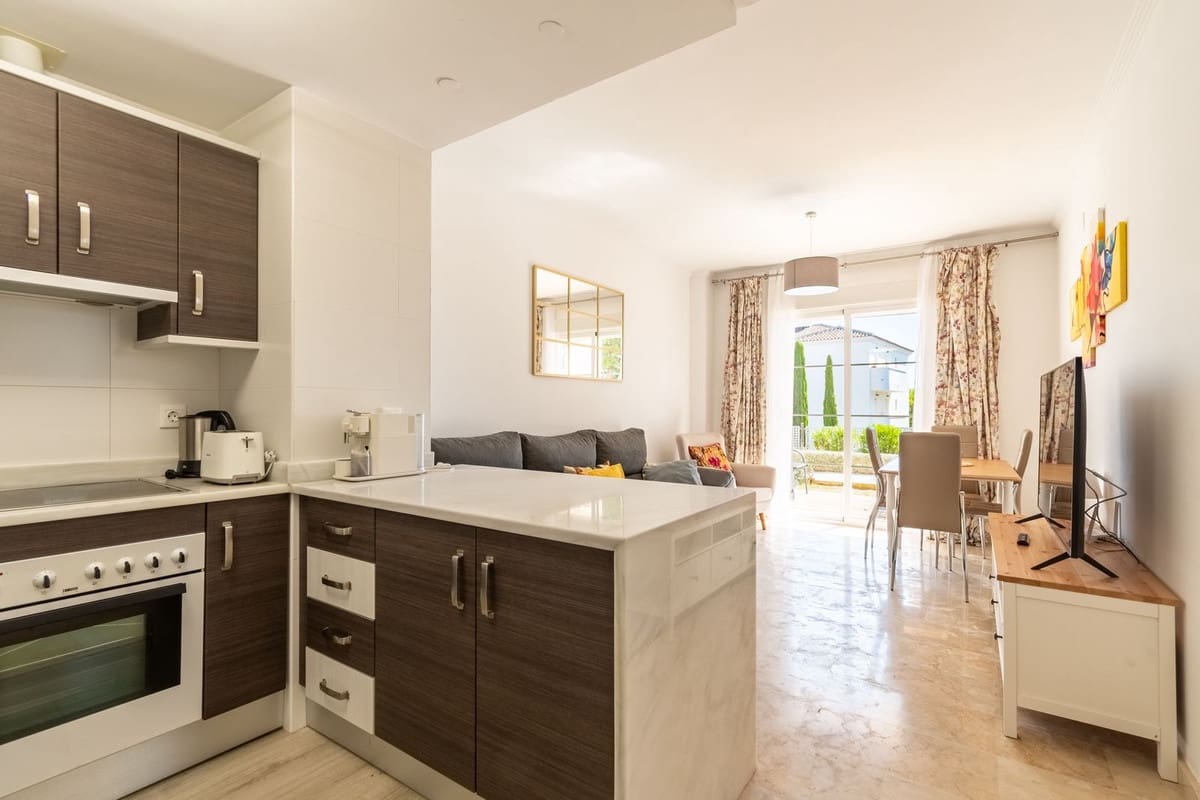 3 sypialnia Apartament na sprzedaż w La Duquesa / Puerto de la Duquesa z basenem - 235 000 € (Ref: 8575791)