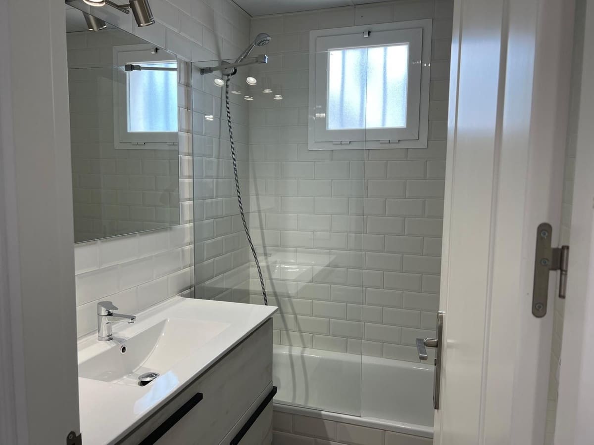 3 sypialnia Apartament na sprzedaż w La Duquesa / Puerto de la Duquesa z basenem - 235 000 € (Ref: 8575791)