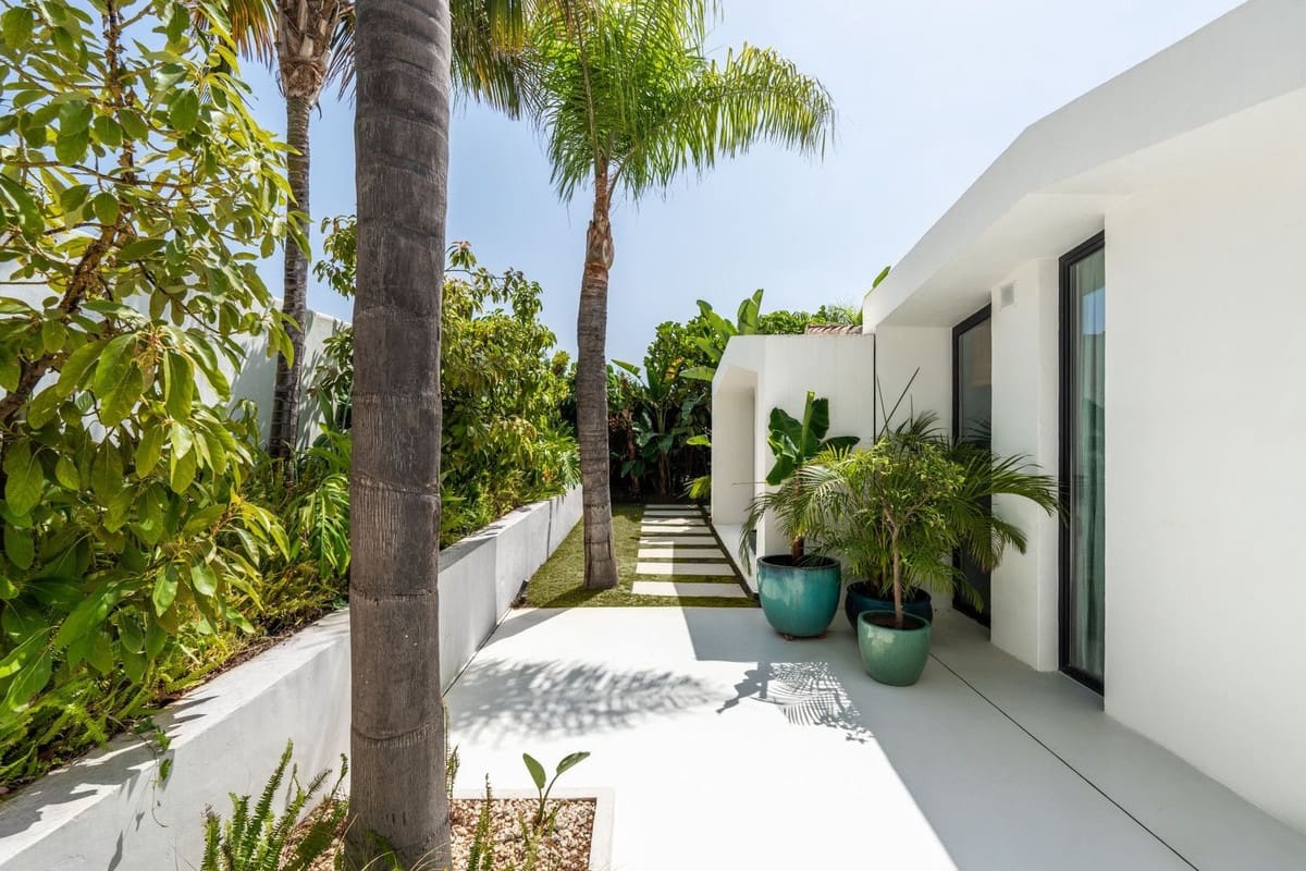 5 bedroom Villa for sale in Marbella with pool garage - € 6,895,000 (Ref: 8578854)