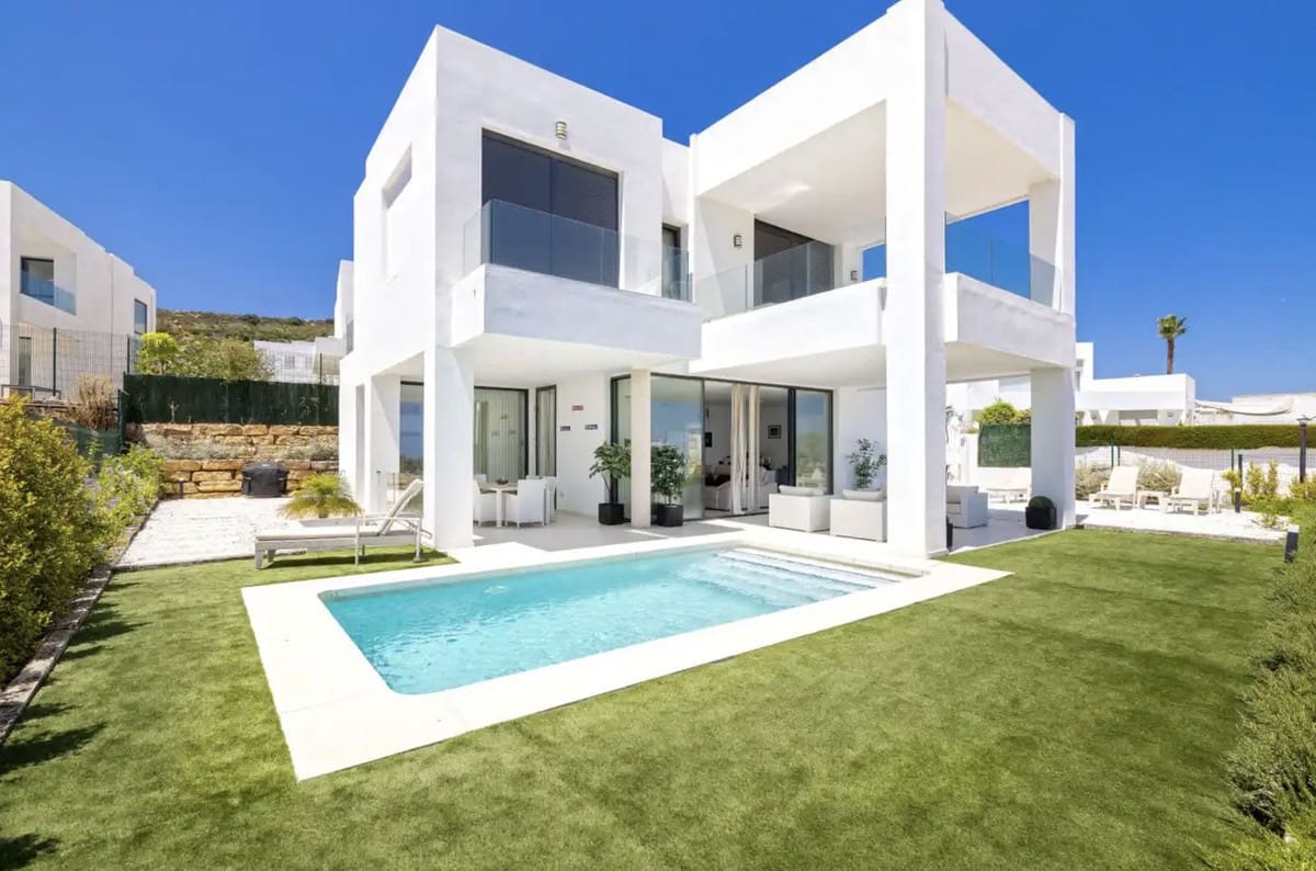 4 soveværelse Villa til salg i Sotogrande med swimmingpool garage - € 838.000 (Ref: 8623451)