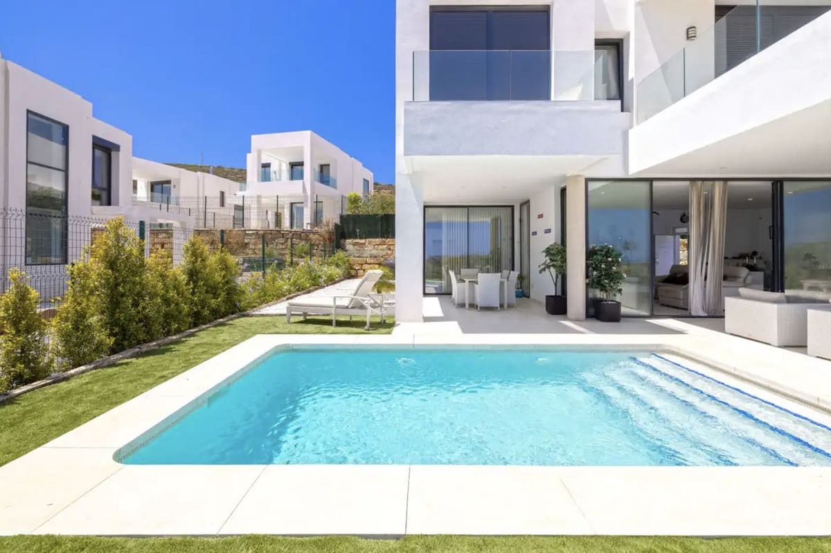 4 bedroom Villa for sale in Sotogrande with pool garage - € 838,000 (Ref: 8623451)