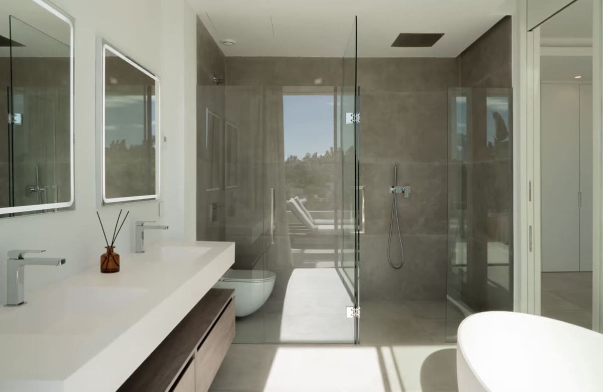 4 bedroom Villa for sale in Estepona with pool garage - € 1,850,000 (Ref: 8637544)