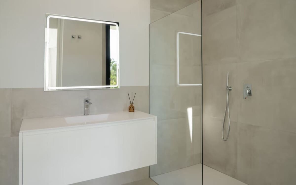 4 bedroom Villa for sale in Estepona with pool garage - € 1,850,000 (Ref: 8637544)