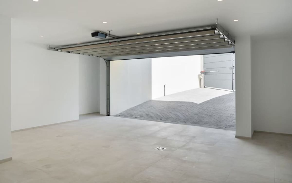 4 bedroom Villa for sale in Estepona with pool garage - € 1,850,000 (Ref: 8637544)