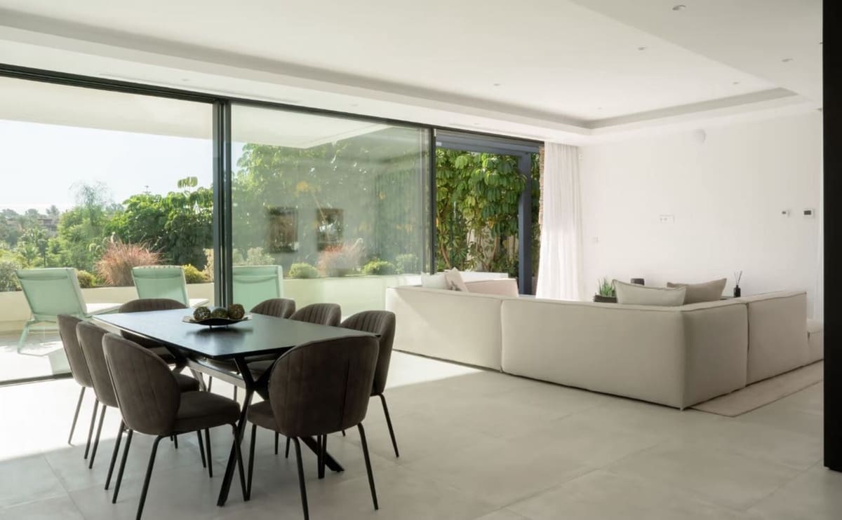 4 bedroom Villa for sale in Estepona with pool garage - € 1,850,000 (Ref: 8637544)