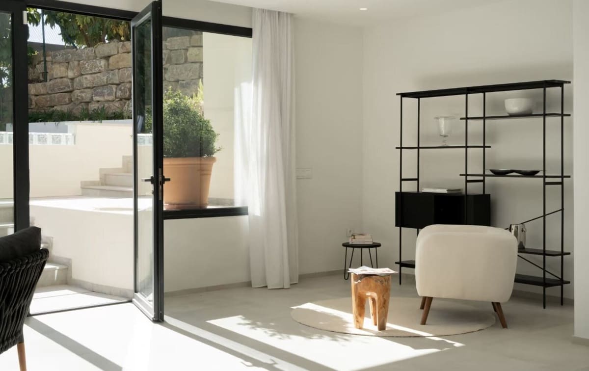 4 bedroom Villa for sale in Estepona with pool garage - € 1,850,000 (Ref: 8637544)