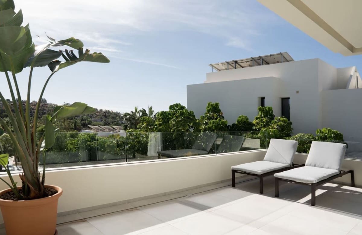 4 bedroom Villa for sale in Estepona with pool garage - € 1,850,000 (Ref: 8637544)