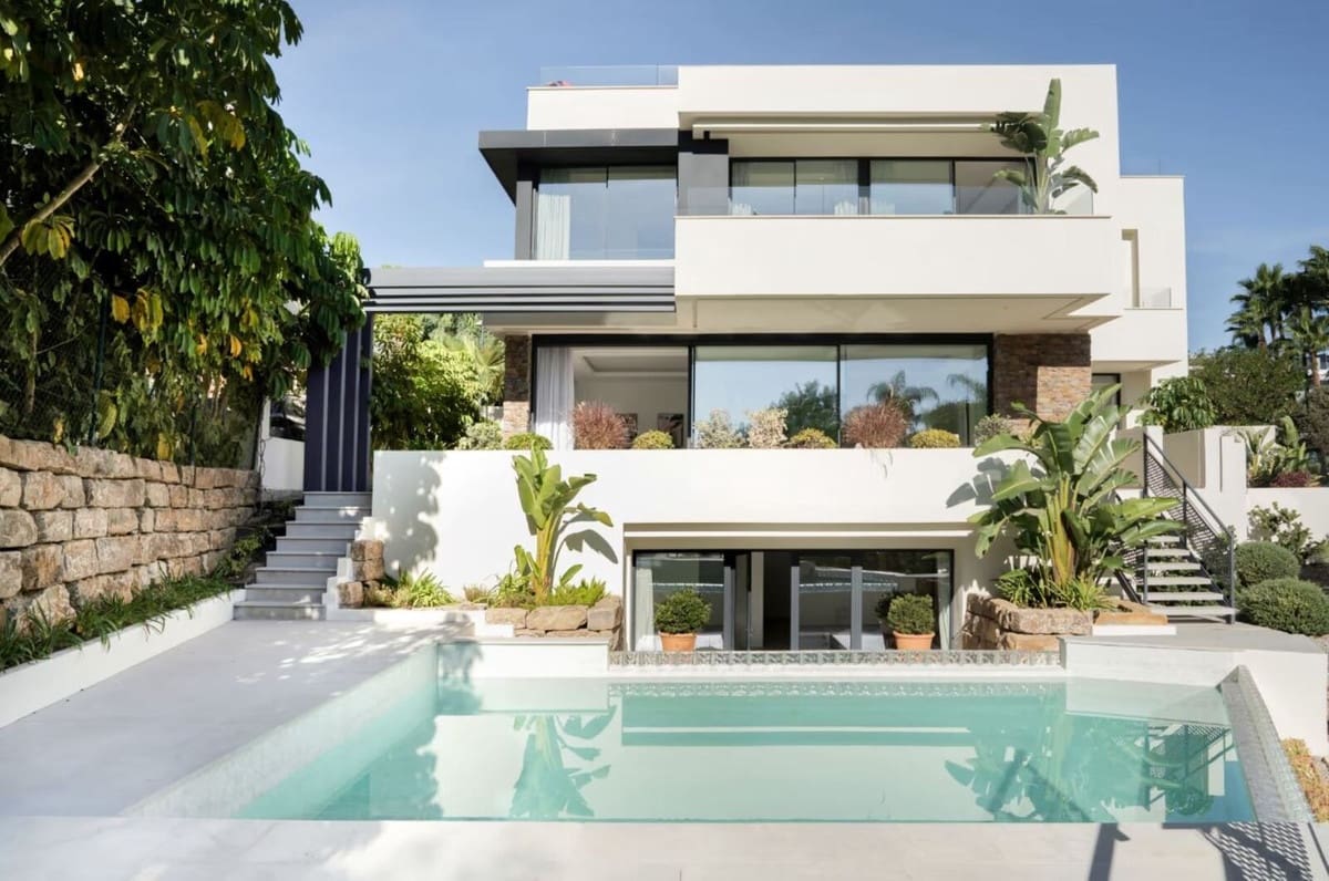 4 bedroom Villa for sale in Estepona with pool garage - € 1,850,000 (Ref: 8637544)