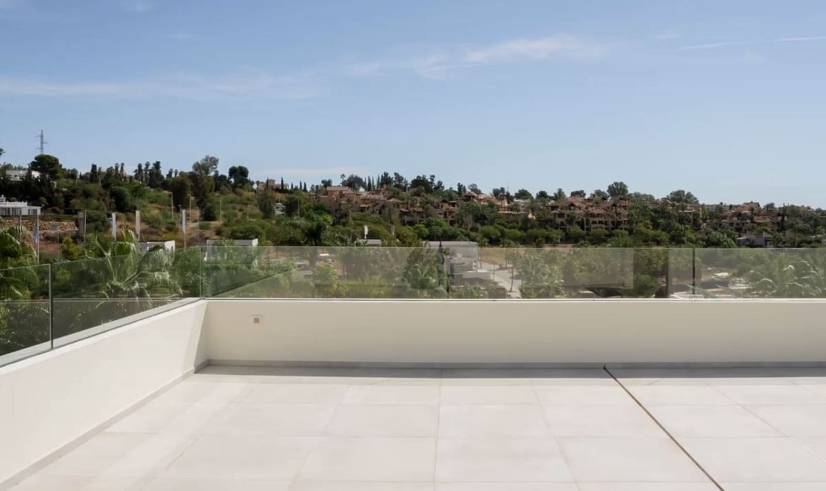 4 bedroom Villa for sale in Estepona with pool garage - € 1,850,000 (Ref: 8637544)