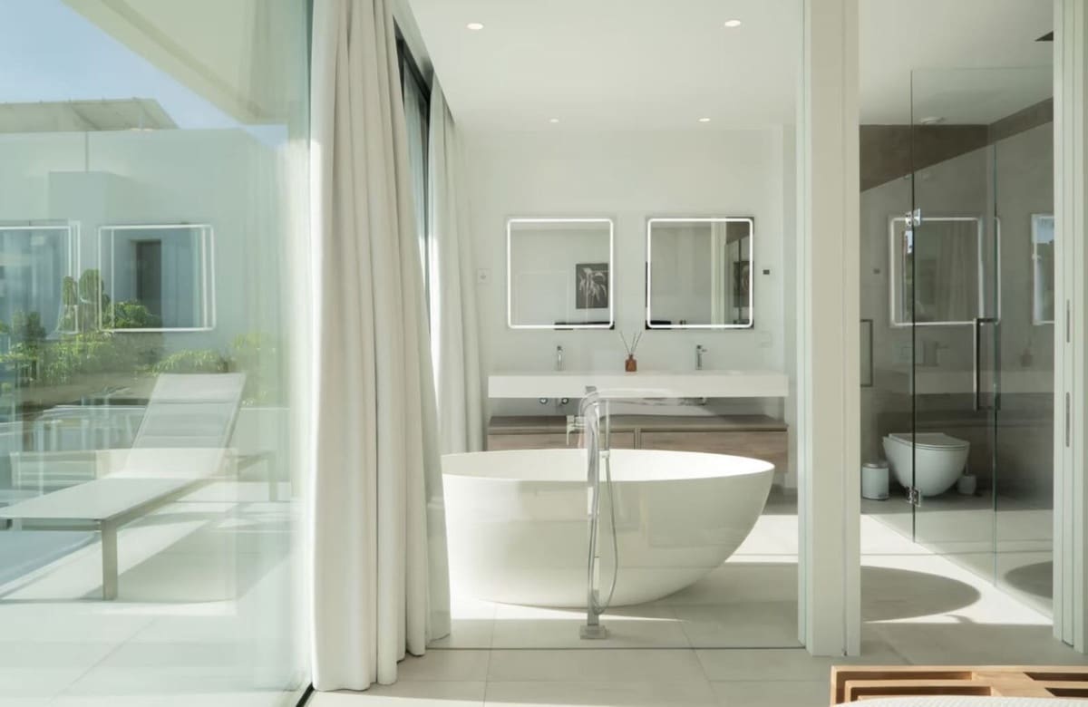 4 bedroom Villa for sale in Estepona with pool garage - € 1,850,000 (Ref: 8637544)