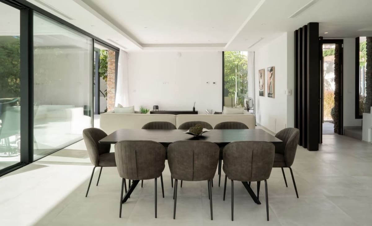 4 bedroom Villa for sale in Estepona with pool garage - € 1,850,000 (Ref: 8637544)