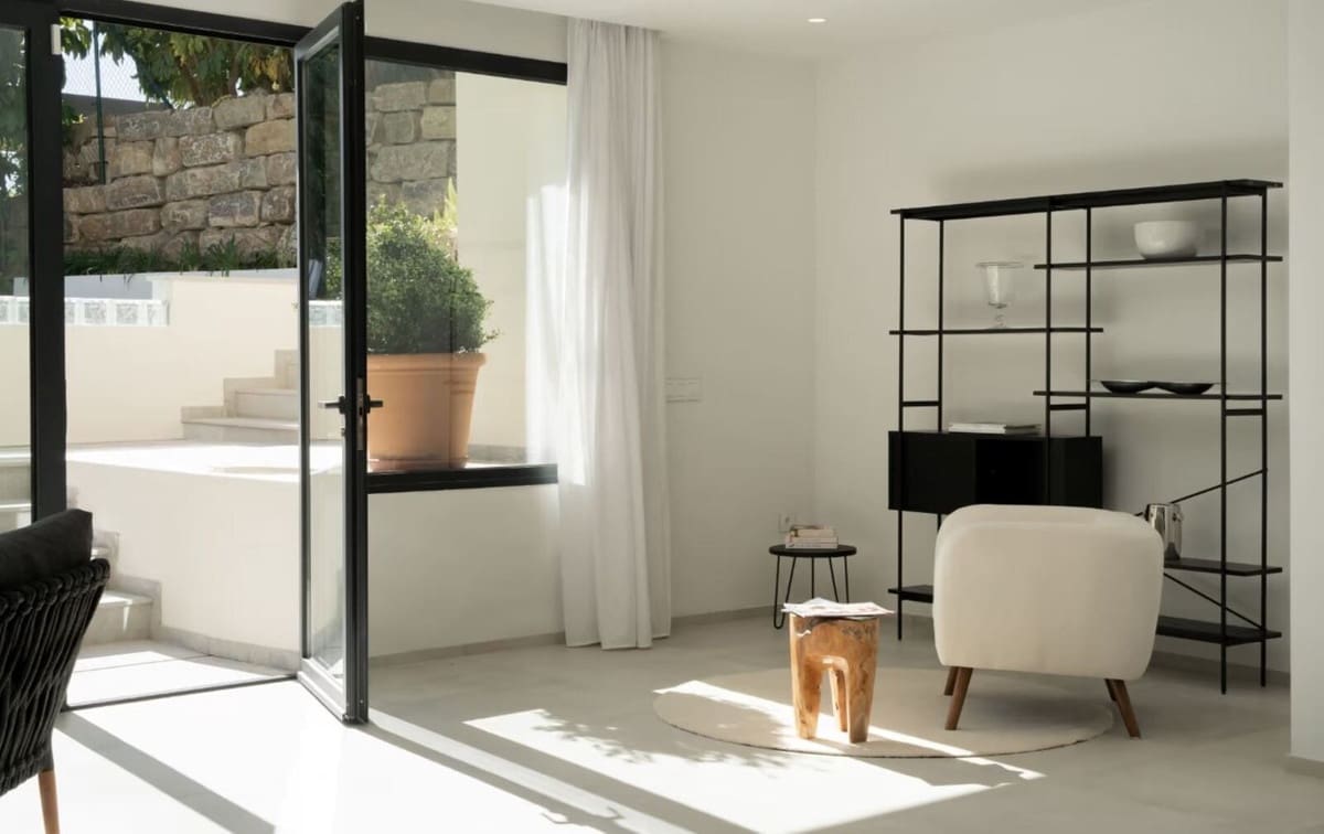 4 bedroom Villa for sale in Estepona with pool garage - € 1,850,000 (Ref: 8637544)