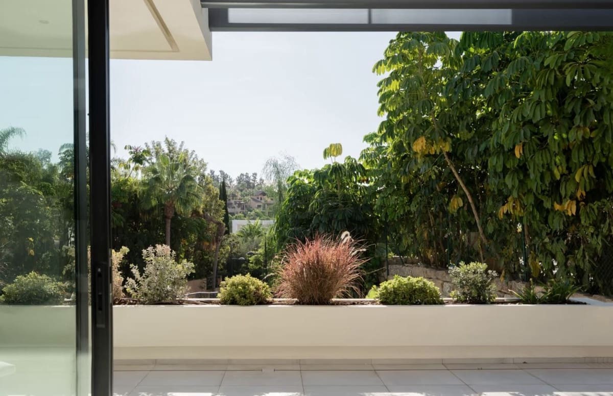 4 bedroom Villa for sale in Estepona with pool garage - € 1,850,000 (Ref: 8637544)