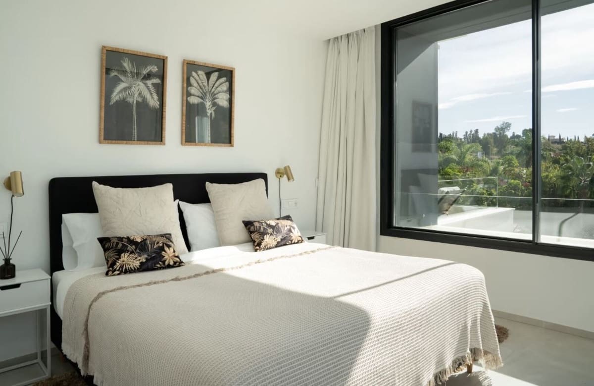 4 bedroom Villa for sale in Estepona with pool garage - € 1,850,000 (Ref: 8637544)