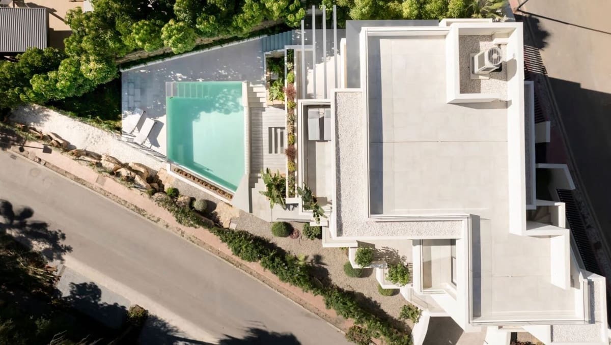 4 bedroom Villa for sale in Estepona with pool garage - € 1,850,000 (Ref: 8637544)