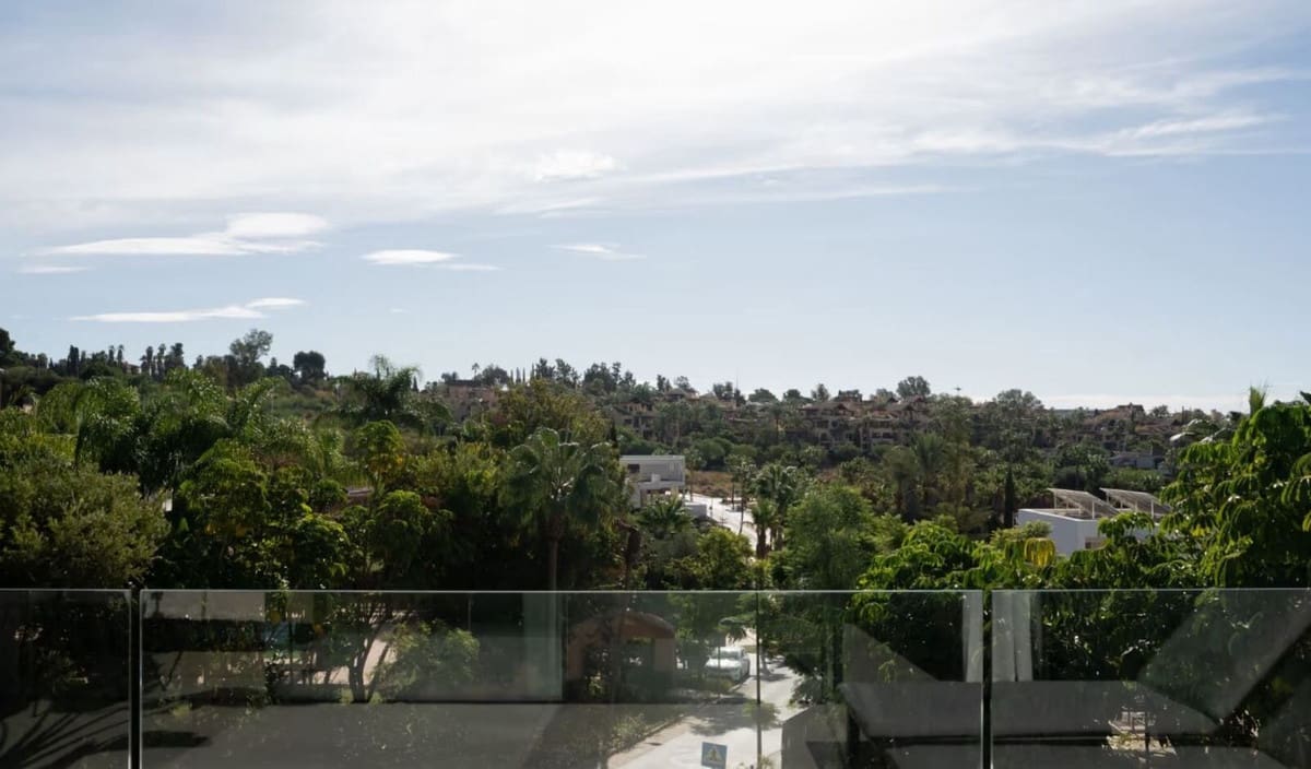 4 bedroom Villa for sale in Estepona with pool garage - € 1,850,000 (Ref: 8637544)