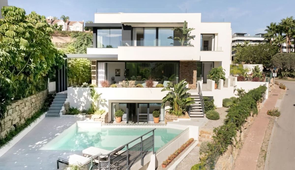 4 bedroom Villa for sale in Estepona with pool garage - € 1,850,000 (Ref: 8637544)