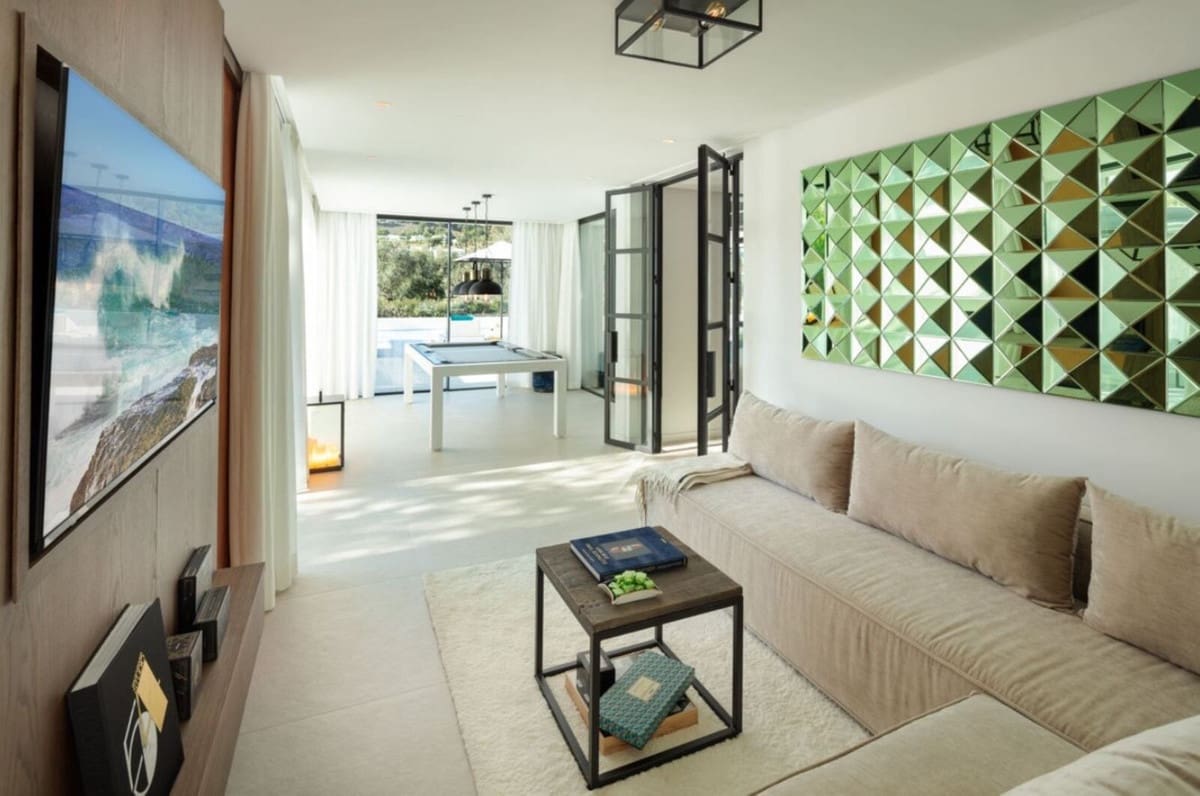 5 bedroom Villa for sale in Nueva Andalucia with pool - € 6,495,000 (Ref: 8637730)