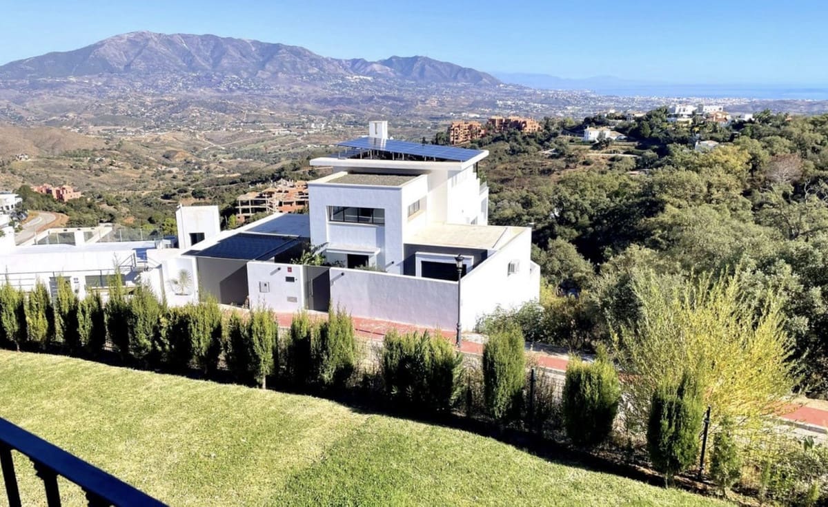 5 bedroom Villa for sale in Marbella - € 1,995,000 (Ref: 8671324)