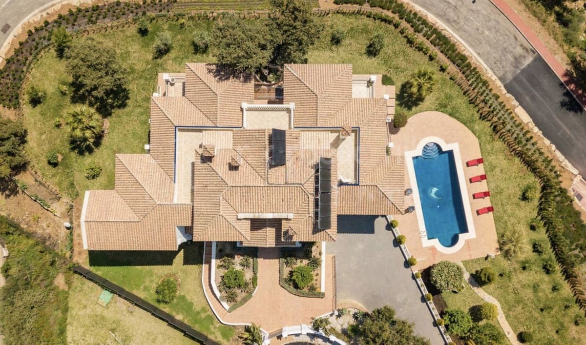 5 bedroom Villa for sale in Marbella - € 1,995,000 (Ref: 8671324)