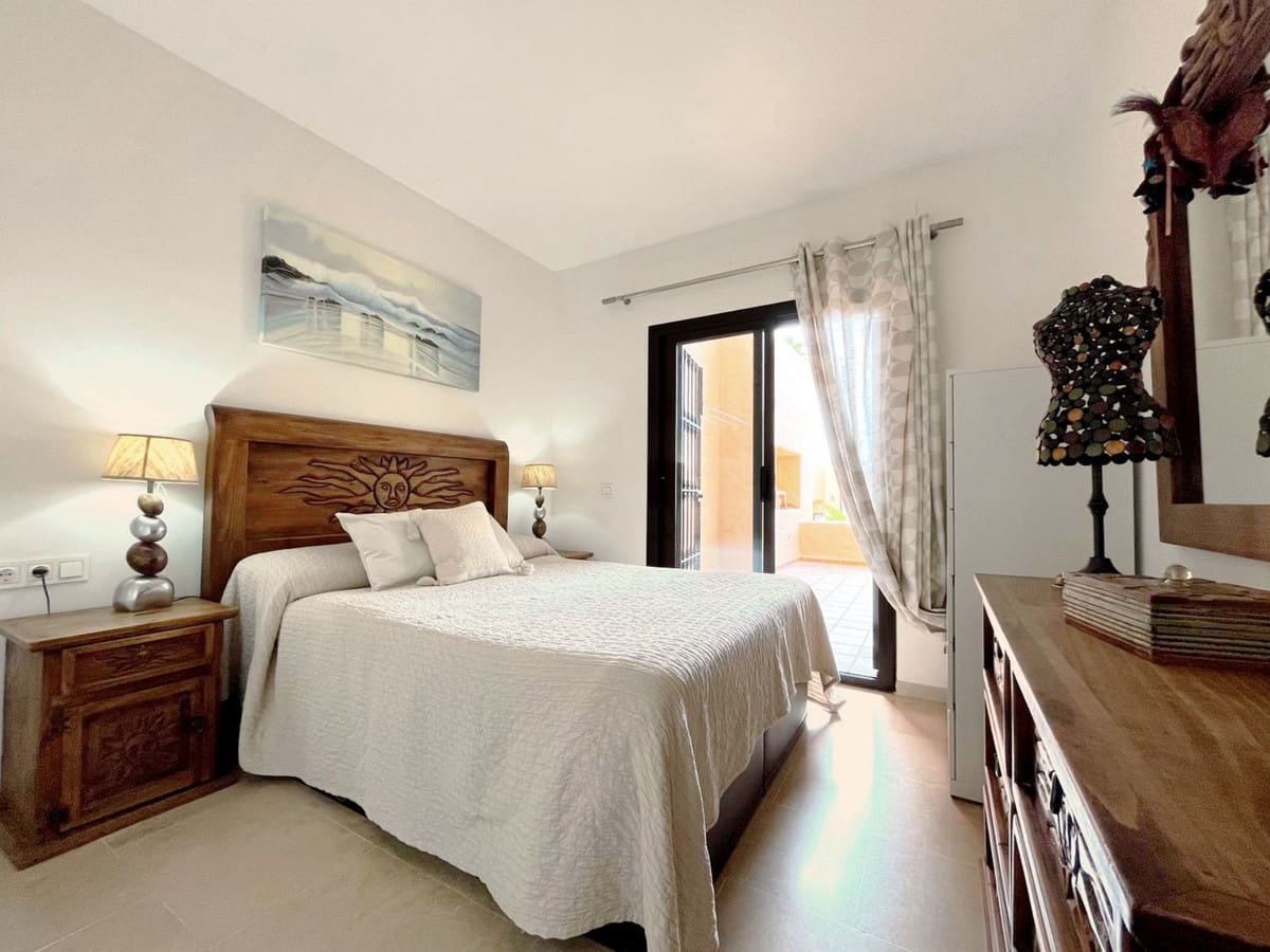 2 bedroom Apartment for sale in La Duquesa / Puerto de la Duquesa with pool - € 299,000 (Ref: 8678266)