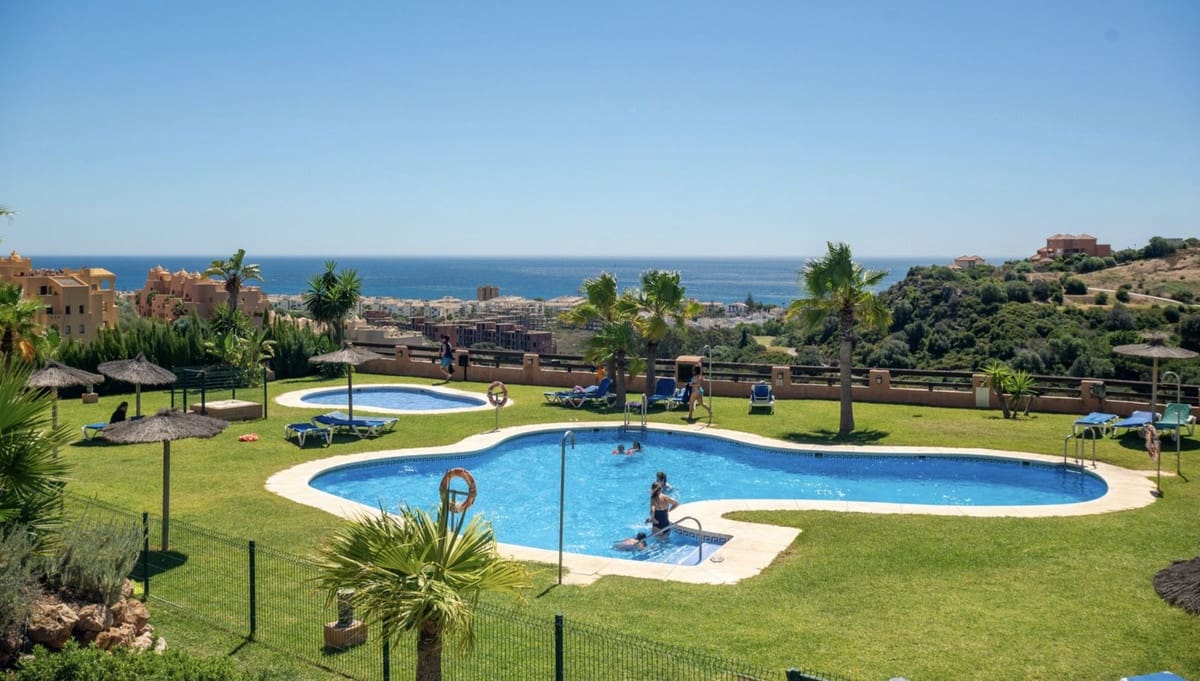 2 bedroom Apartment for sale in La Duquesa / Puerto de la Duquesa with pool - € 299,000 (Ref: 8678266)