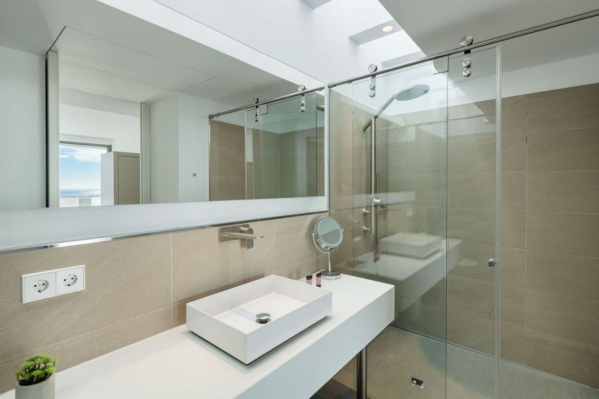 4 makuuhuone Huvila myytävänä paikassa La Quinta mukana uima-altaan 
autotalli - 3 995 000 € (Ref: 8690263)