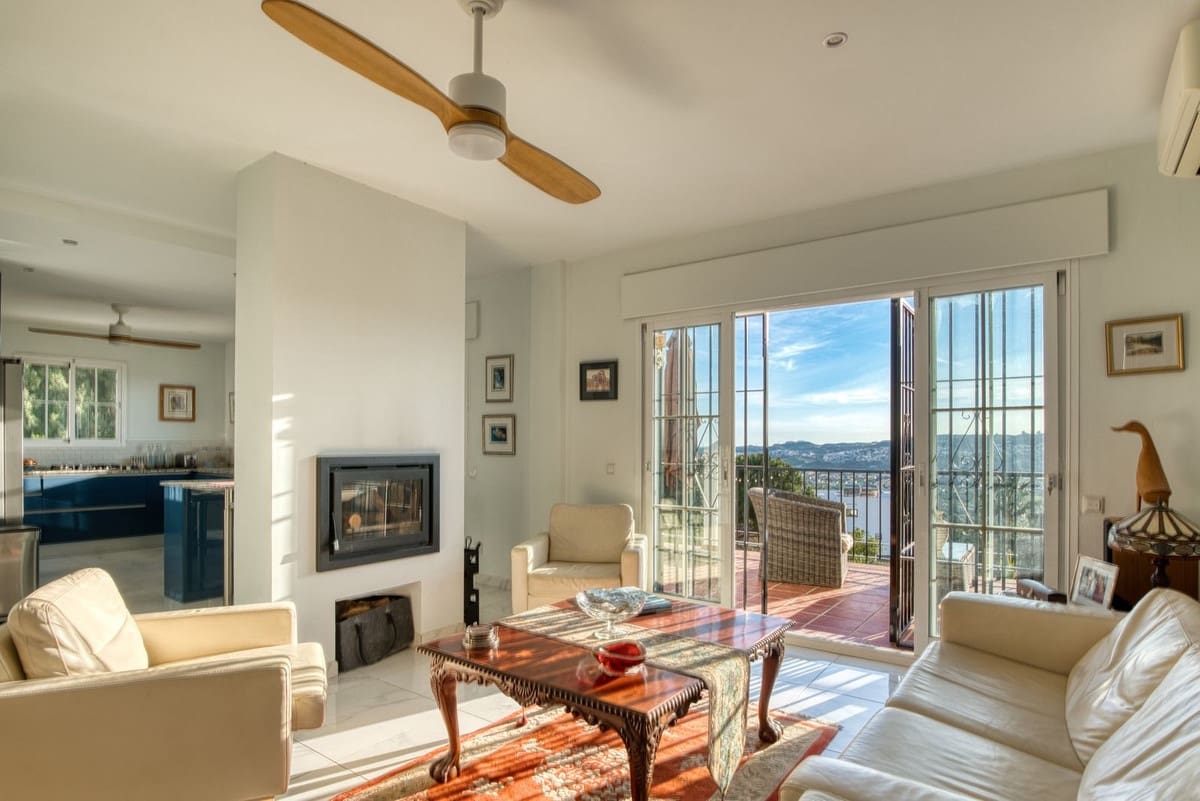 5 soverom Villa til salgs i La Sierrezuela med svømmebasseng garasje - € 790 000 (Ref: 8693263)