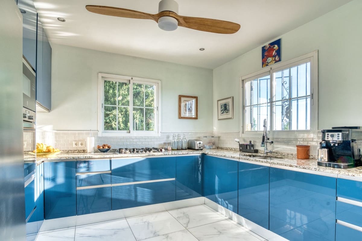 5 soverom Villa til salgs i La Sierrezuela med svømmebasseng garasje - € 790 000 (Ref: 8693263)