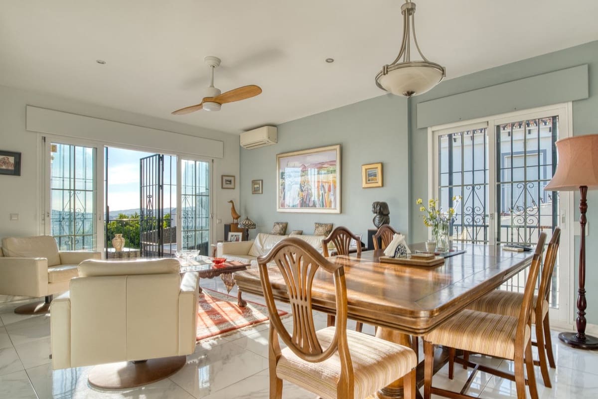 5 soverom Villa til salgs i La Sierrezuela med svømmebasseng garasje - € 790 000 (Ref: 8693263)