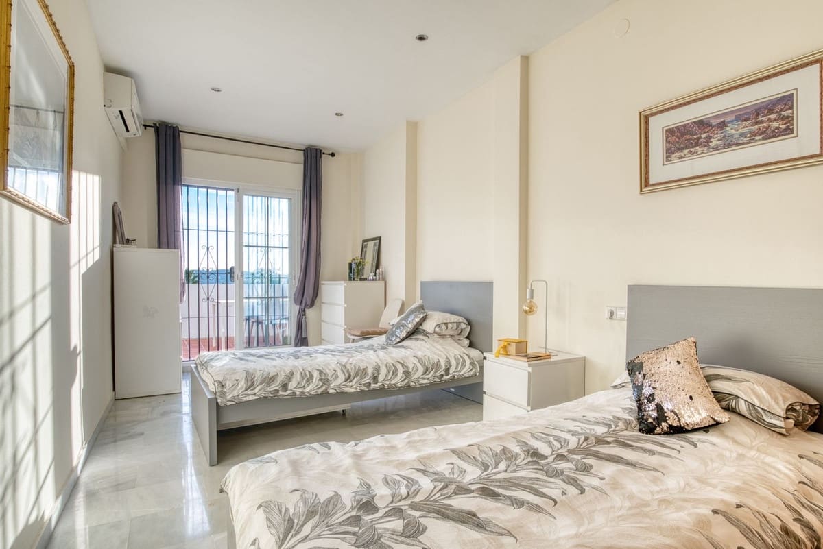 5 soverom Villa til salgs i La Sierrezuela med svømmebasseng garasje - € 790 000 (Ref: 8693263)