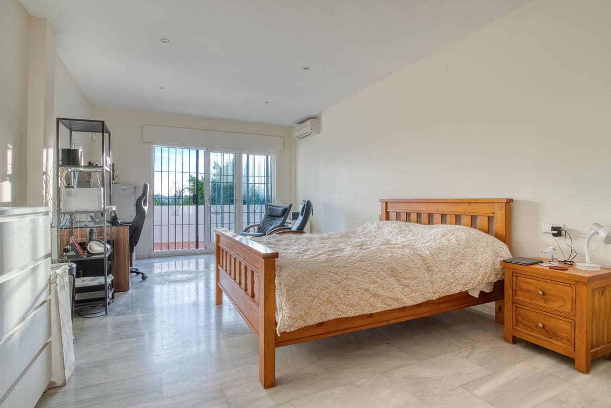 5 soverom Villa til salgs i La Sierrezuela med svømmebasseng garasje - € 790 000 (Ref: 8693263)