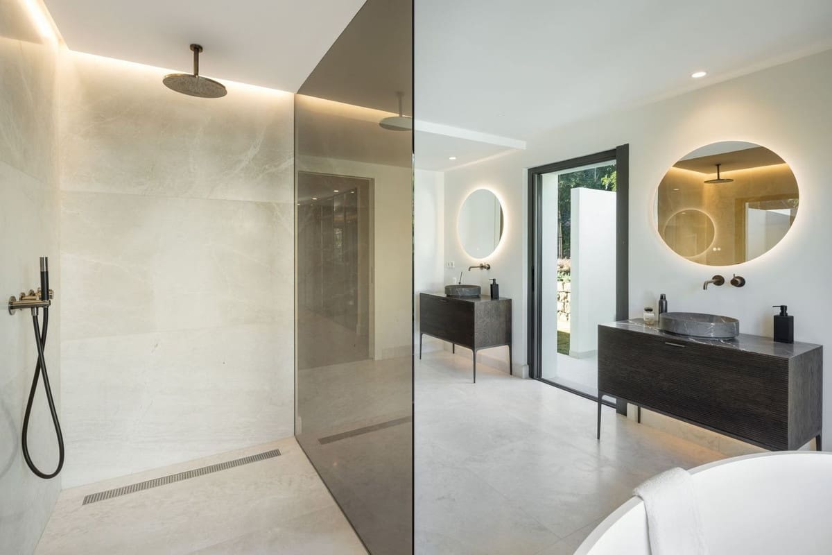 5 bedroom Villa for sale in Nueva Andalucia with pool - € 6,900,000 (Ref: 8695835)