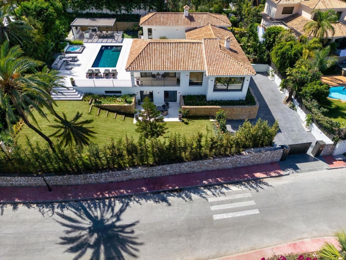 5 bedroom Villa for sale in Nueva Andalucia with pool - € 6,900,000 (Ref: 8695835)