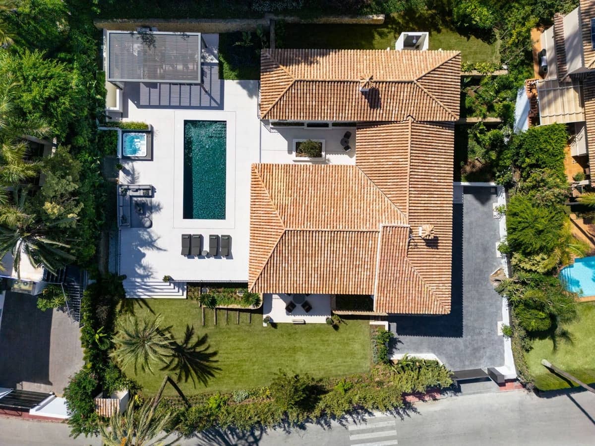 5 bedroom Villa for sale in Nueva Andalucia with pool - € 6,900,000 (Ref: 8695835)