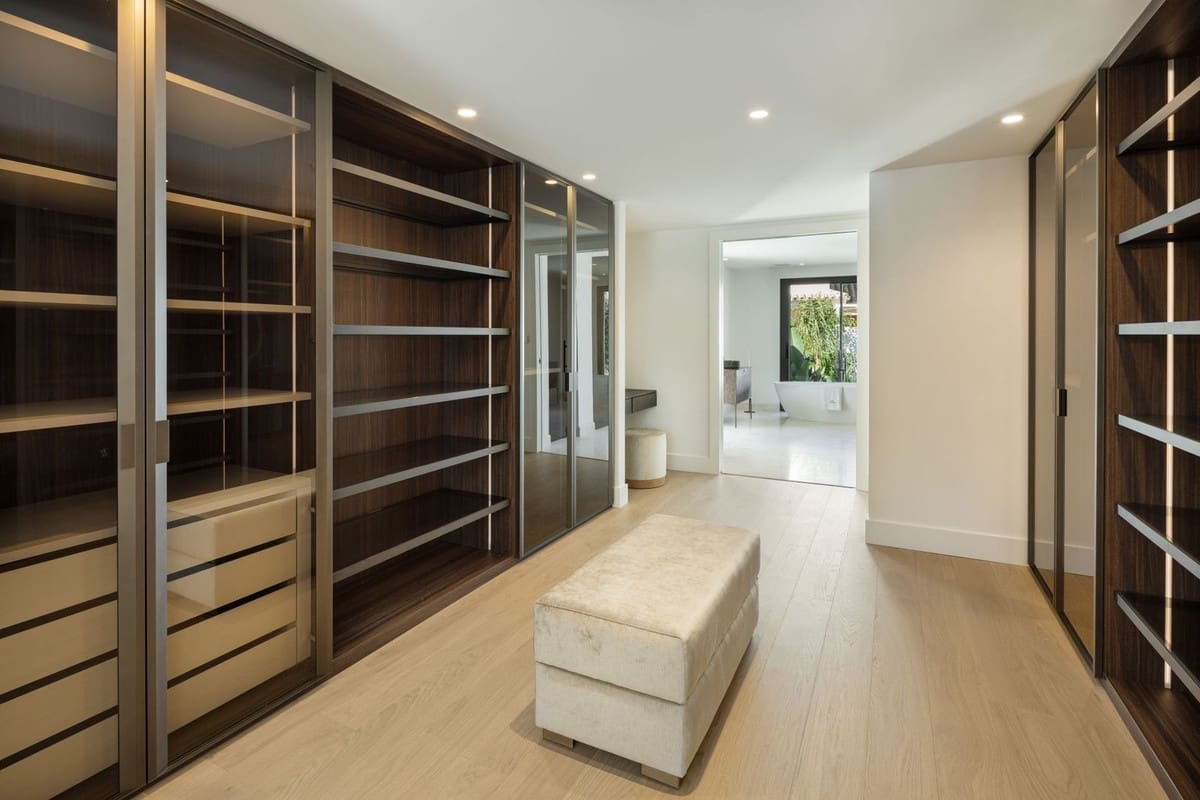 5 bedroom Villa for sale in Nueva Andalucia with pool - € 6,900,000 (Ref: 8695835)