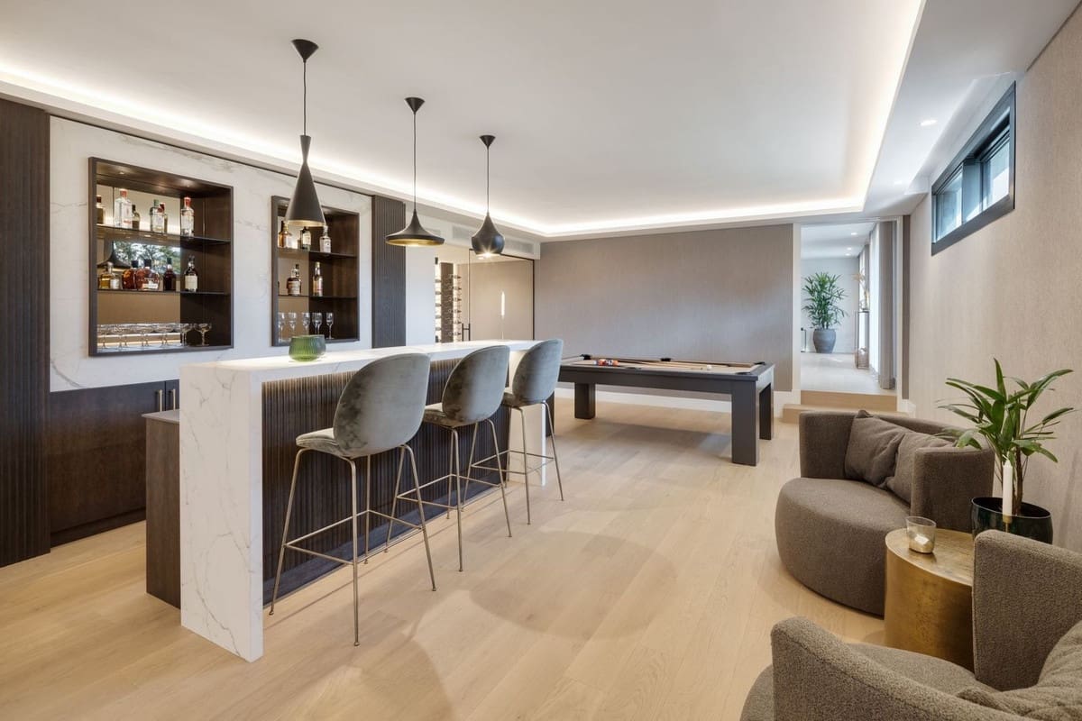 5 bedroom Villa for sale in Nueva Andalucia with pool - € 6,900,000 (Ref: 8695835)