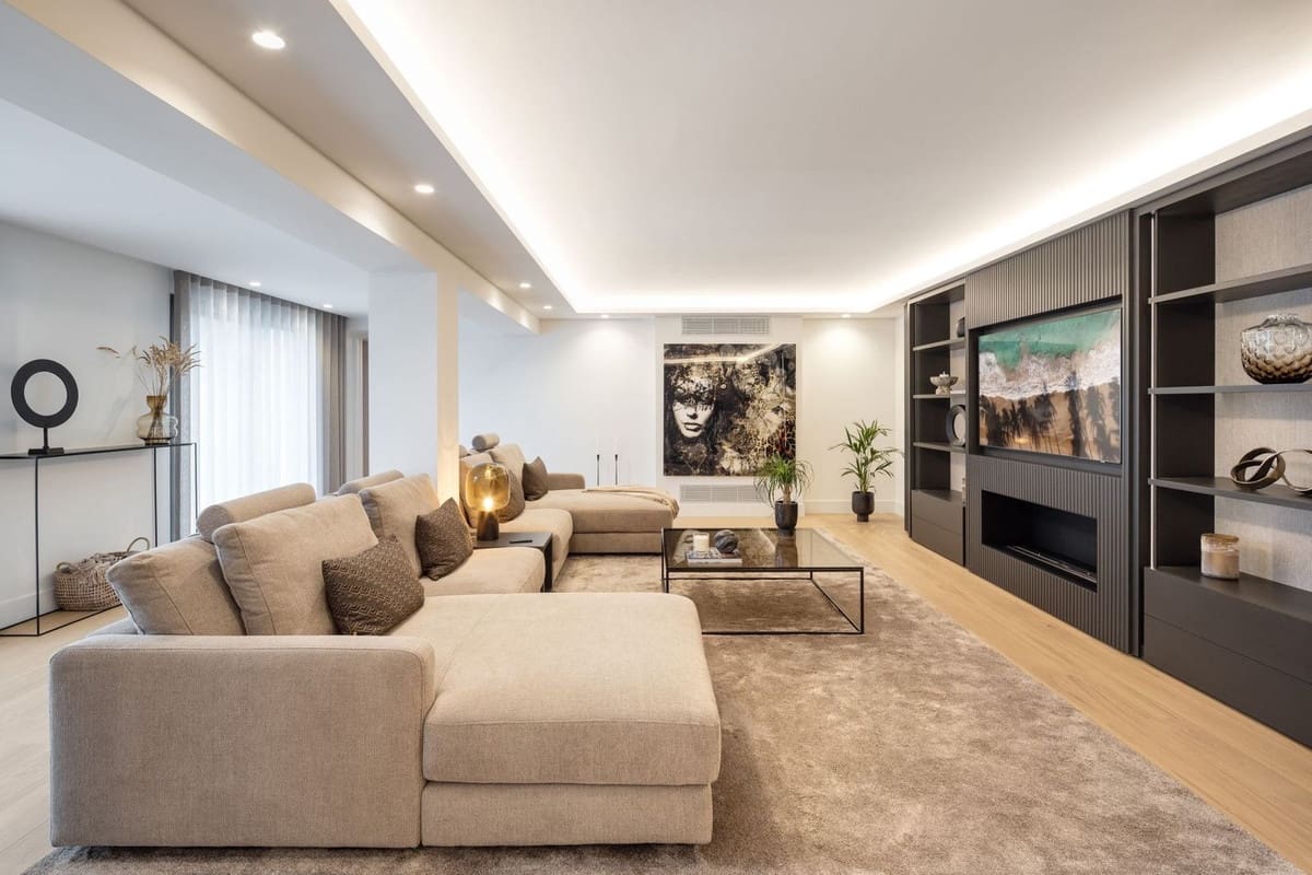 5 bedroom Villa for sale in Nueva Andalucia with pool - € 6,900,000 (Ref: 8695835)