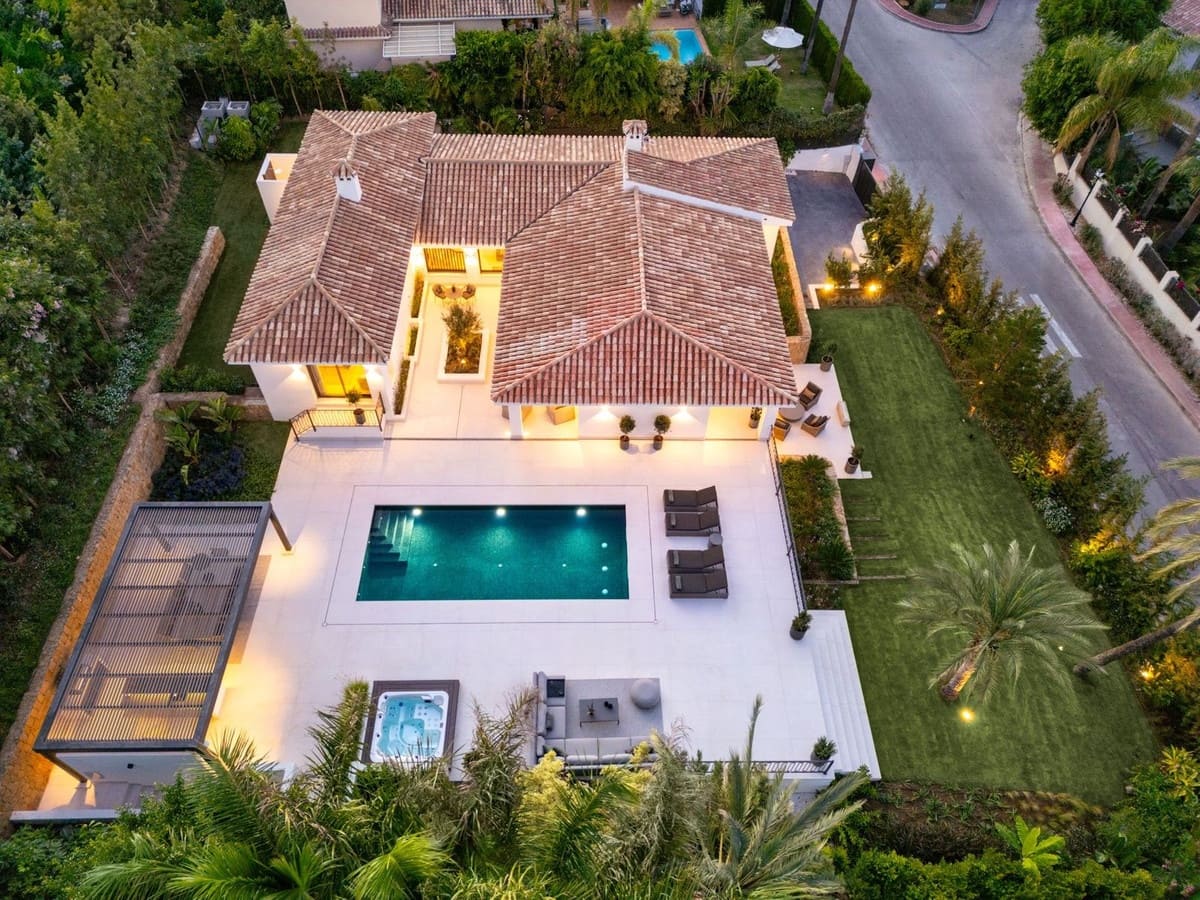 5 bedroom Villa for sale in Nueva Andalucia with pool - € 6,900,000 (Ref: 8695835)