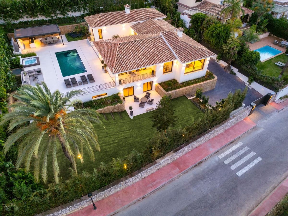 5 bedroom Villa for sale in Nueva Andalucia with pool - € 6,900,000 (Ref: 8695835)