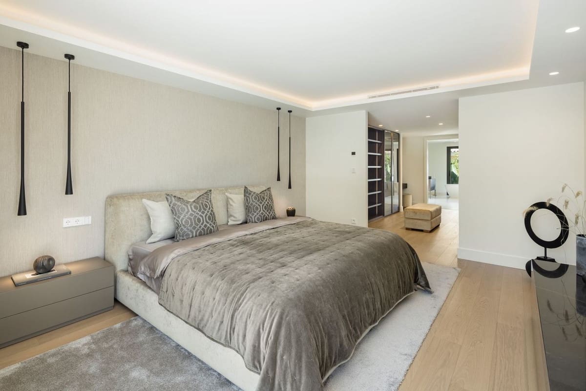 5 bedroom Villa for sale in Nueva Andalucia with pool - € 6,900,000 (Ref: 8695835)