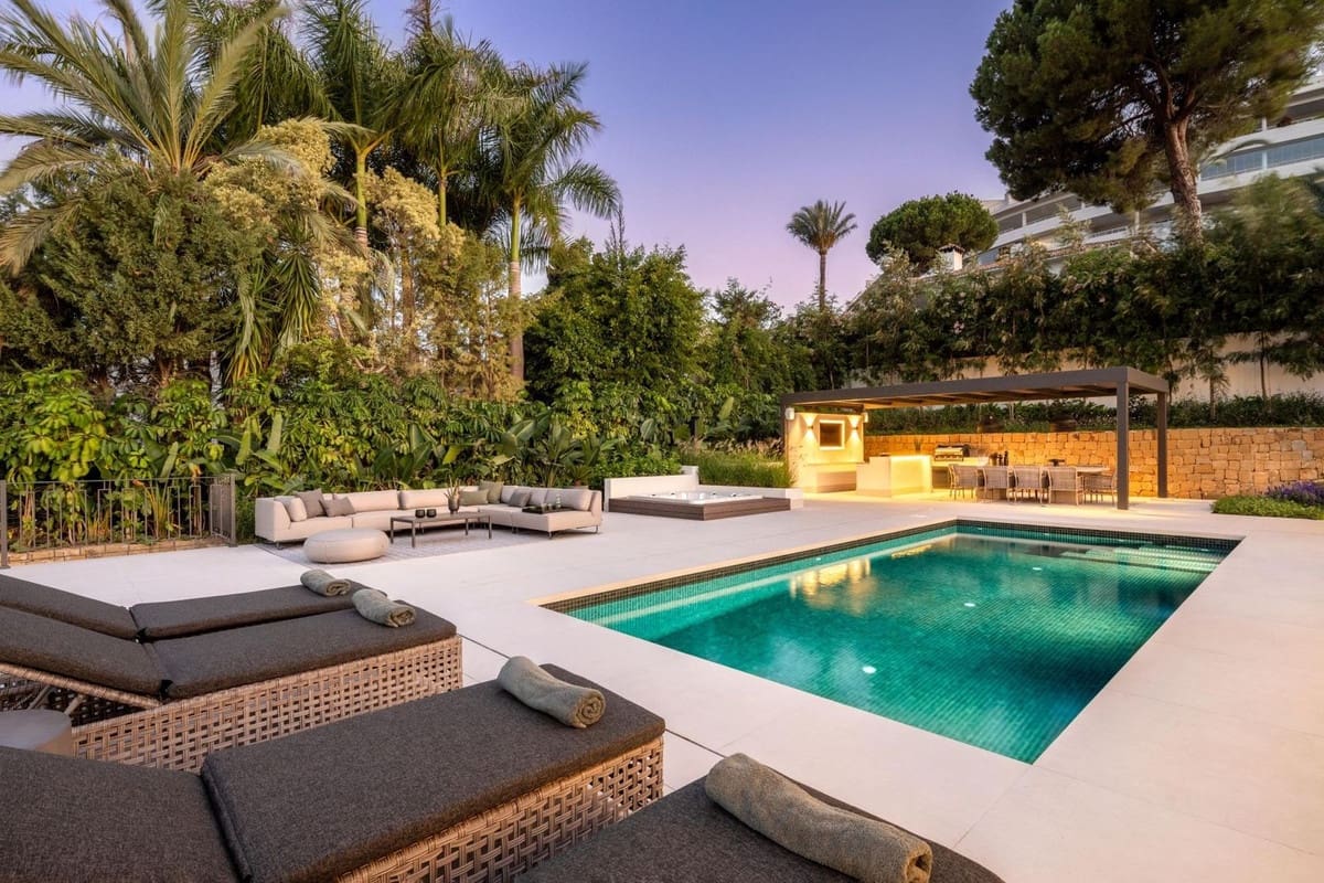 5 bedroom Villa for sale in Nueva Andalucia with pool - € 6,900,000 (Ref: 8695835)