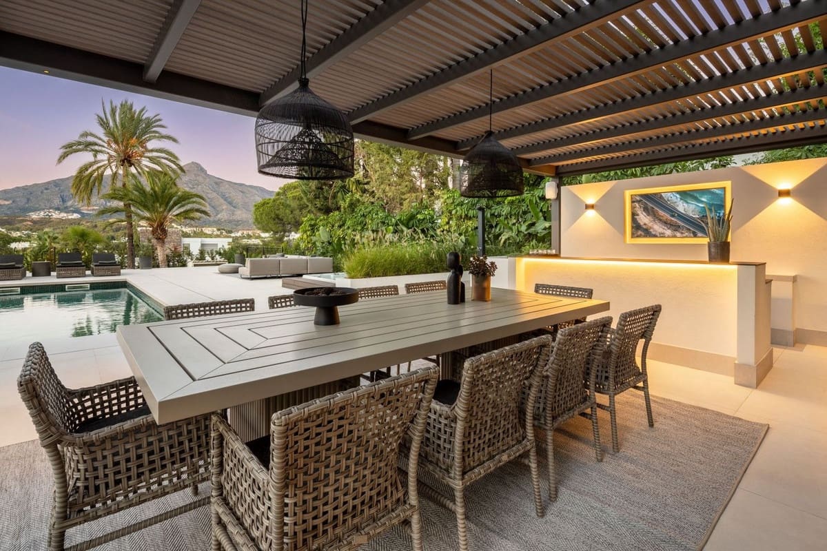 5 bedroom Villa for sale in Nueva Andalucia with pool - € 6,900,000 (Ref: 8695835)