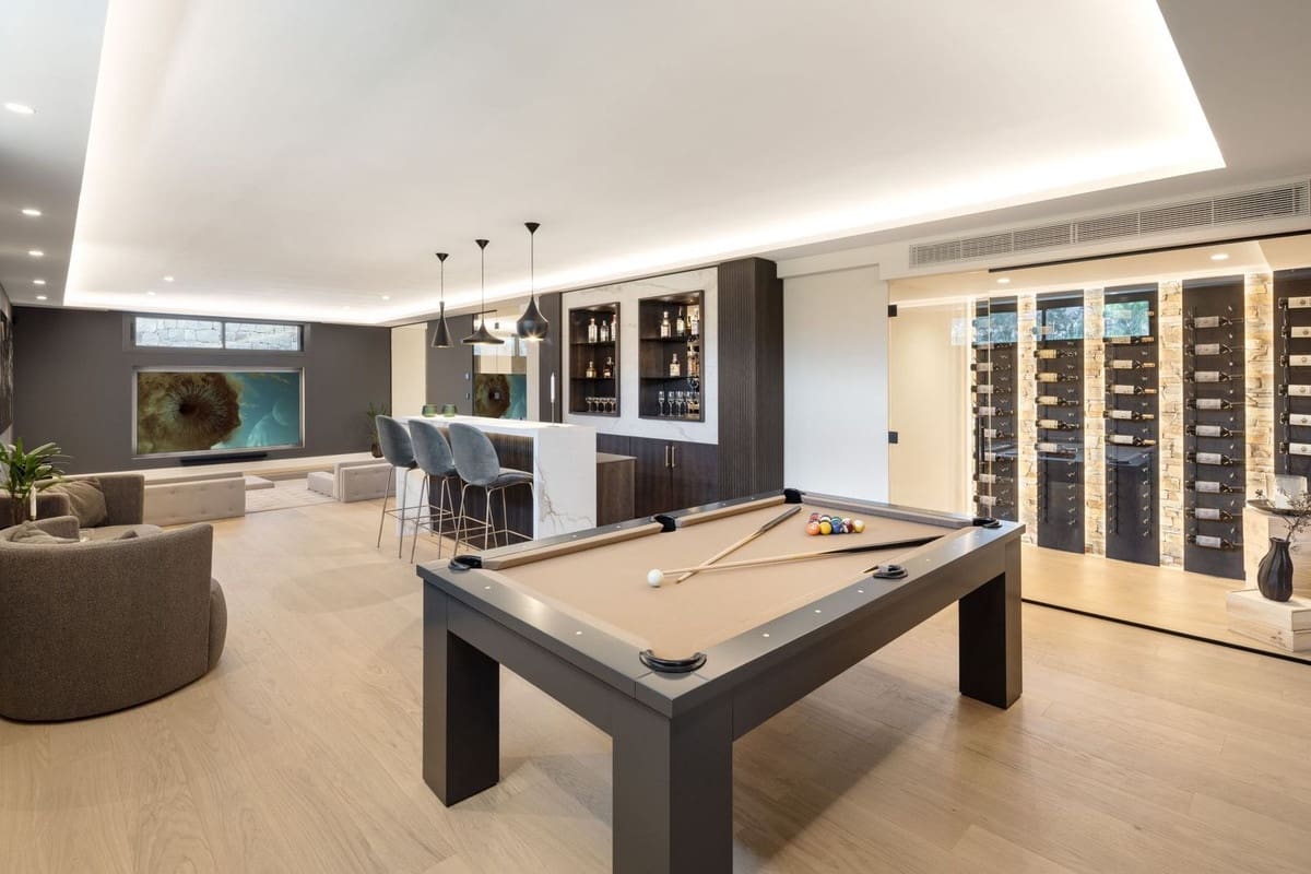 5 bedroom Villa for sale in Nueva Andalucia with pool - € 6,900,000 (Ref: 8695835)